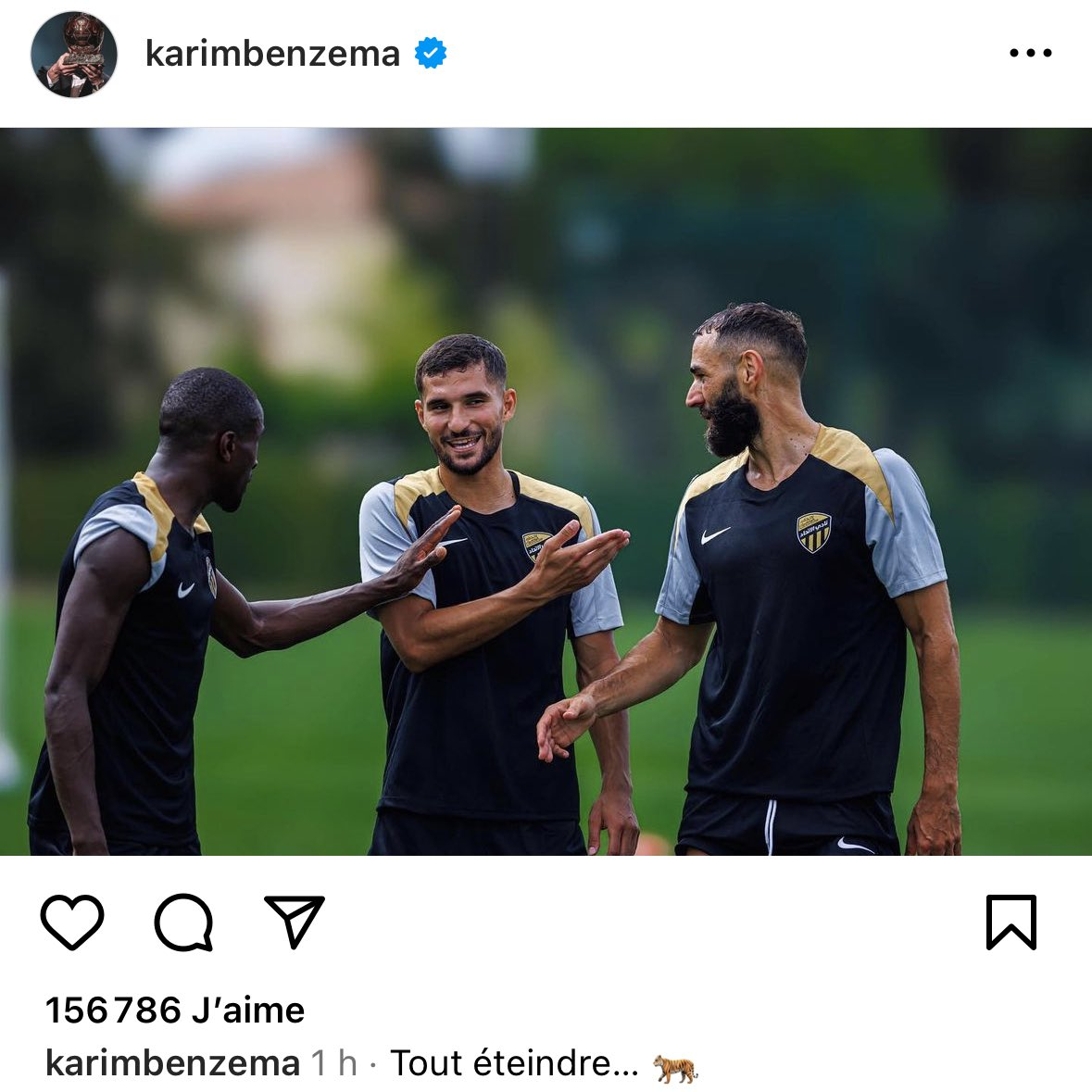 Le geste élégant de Benzema envers Aouar fait le buzz sur les réseaux sociaux 1 Le geste élégant de Benzema envers Aouar fait le buzz sur les réseaux sociaux
