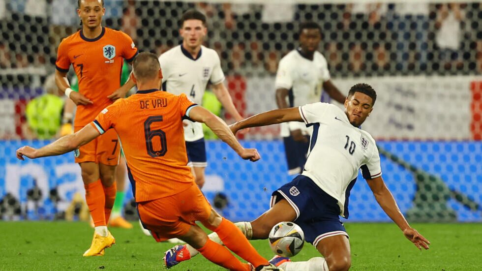 Virgil van Dijk se lâche et fracasse l'arbitre après la défaite subie face à l'Angleterre 1 Virgil van Dijk se lâche et fracasse l'arbitre après la défaite subie face à l'Angleterre