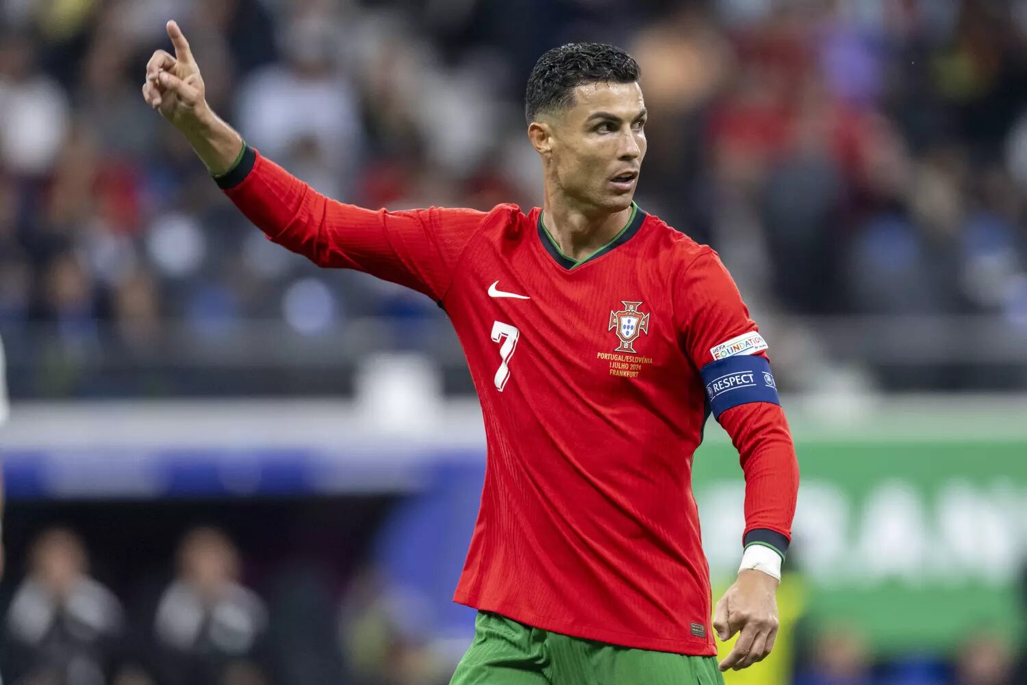 Après l'Euro raté de Cristiano Ronaldo, Luis Figo se lâche et l'envoie un message percutant