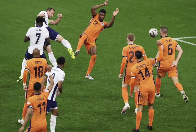 Un ancien arbitre de la FIFA tacle son collègue de Angleterre - Pays-Bas ! 1 Un ancien arbitre de la FIFA tacle son collègue de Angleterre - Pays-Bas !
