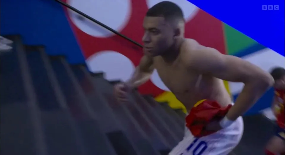 L'incroyable action de Mbappé à la mi-temps de France-Espagne stupéfait les fans !