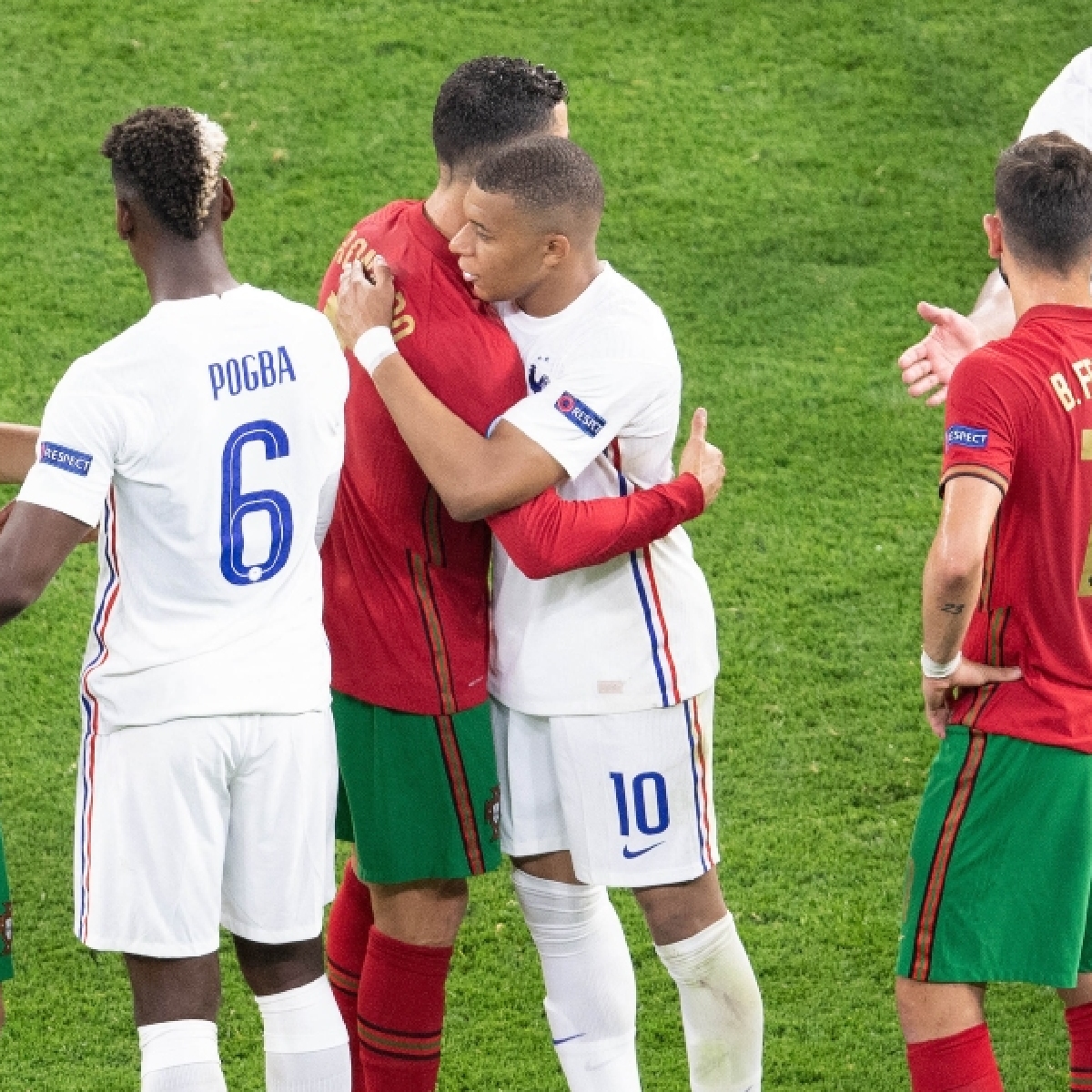 Real Madrid : Le magnifique Geste de Mbappé pour Ronaldo lors de sa présentation !