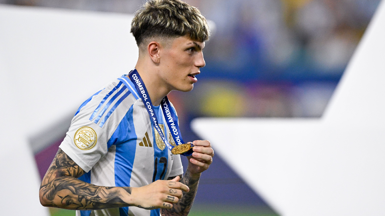 Preuve à l'appui, Alejandro Garnacho balance cash sur sa relation avec Messi après la Copa