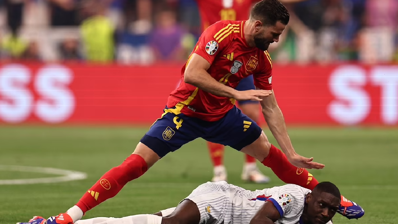 Espagne - France : l'action regretable de Nacho sur Randal Kolo Muani qui affole la toile