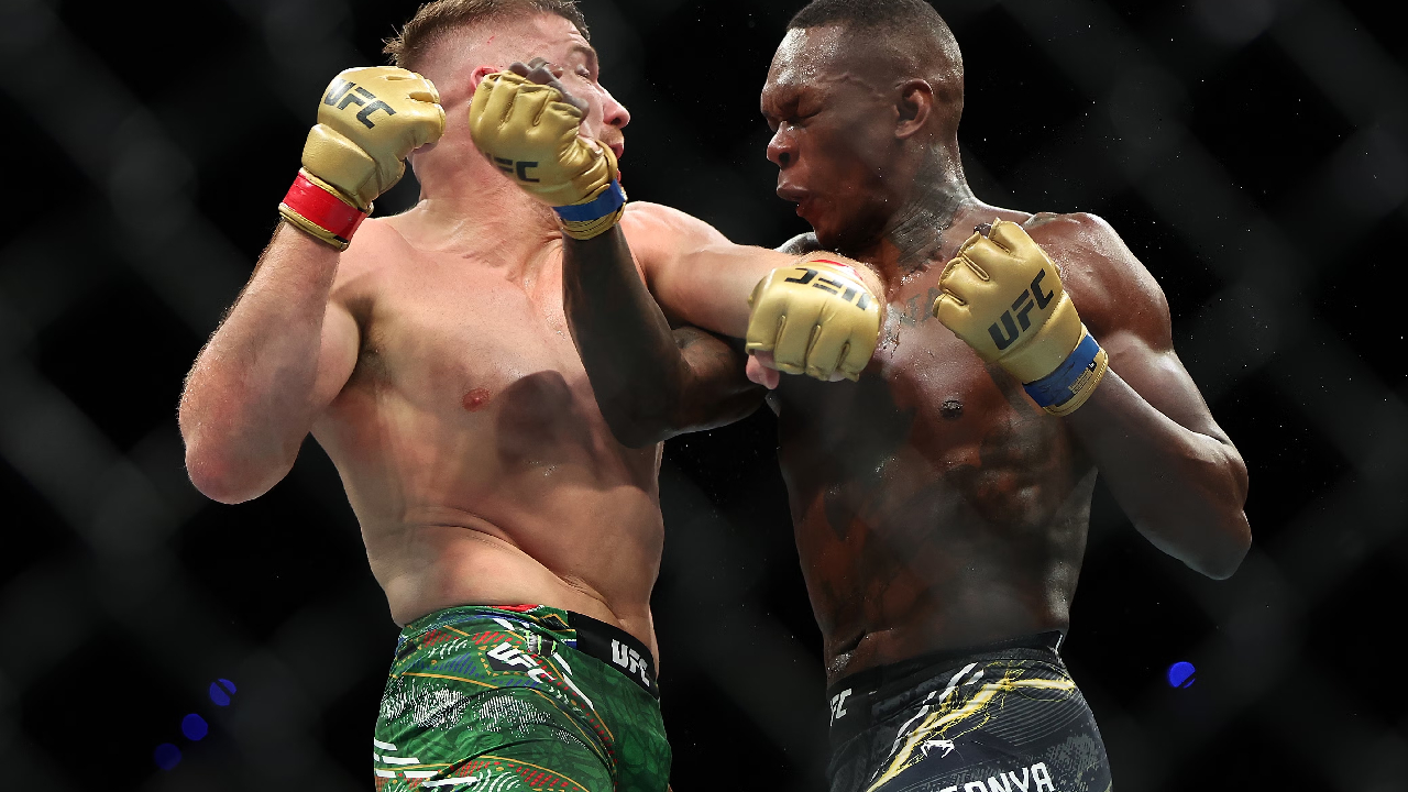 VIDEO : 11 mois après, Israël Adesanya encaisse une terrible désillusion contre Dricus Du Plessis à l’UFC 305
