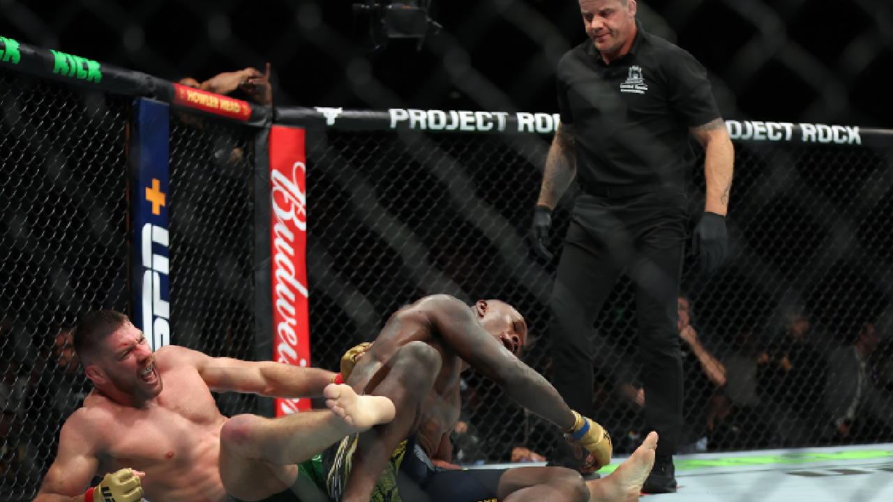 11 mois après, Israël Adesanya encaisse une terrible désillusion contre Dricus Du Plessis à l'UFC 305 2 11 mois après, Israël Adesanya encaisse une terrible désillusion contre Dricus Du Plessis à l'UFC 305