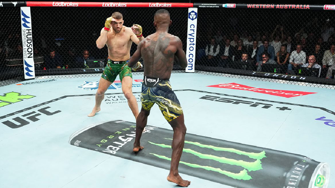 11 mois après, Israël Adesanya encaisse une terrible désillusion contre Dricus Du Plessis à l'UFC 305 1 11 mois après, Israël Adesanya encaisse une terrible désillusion contre Dricus Du Plessis à l'UFC 305