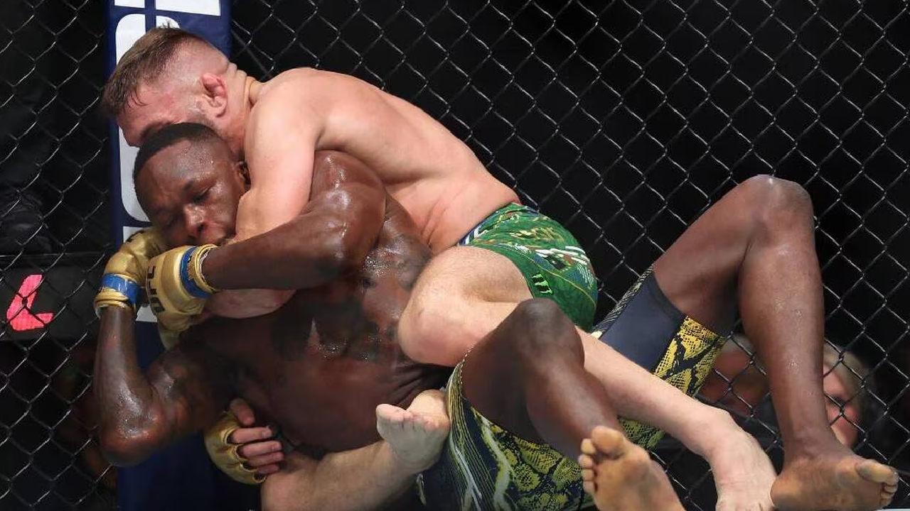 35h après l'humiliation à l'UFC 305, la terrible nouvelle tombe pour Israel Adesanya