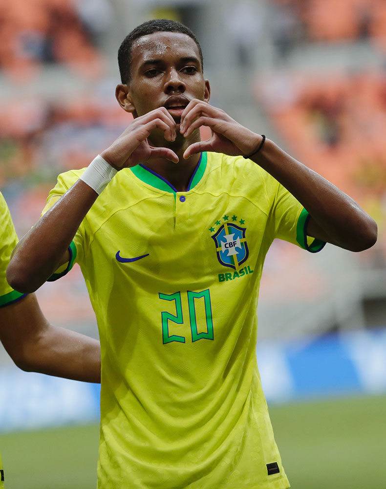 À 17 ans, Messinho de Chelsea s'apprête à battre un record mythique de Ronaldo Nazario