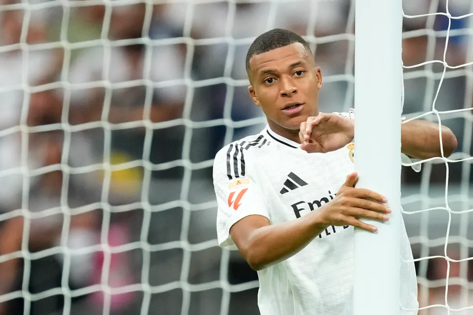 Carlo Ancelotti prend une décision sérieuse après les critiques sur Mbappé