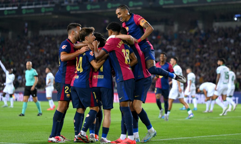 FC Barcelone : La très mauvaise nouvelle tombe pour Flick, Yamal aperçu blessé à sa sortie du stade