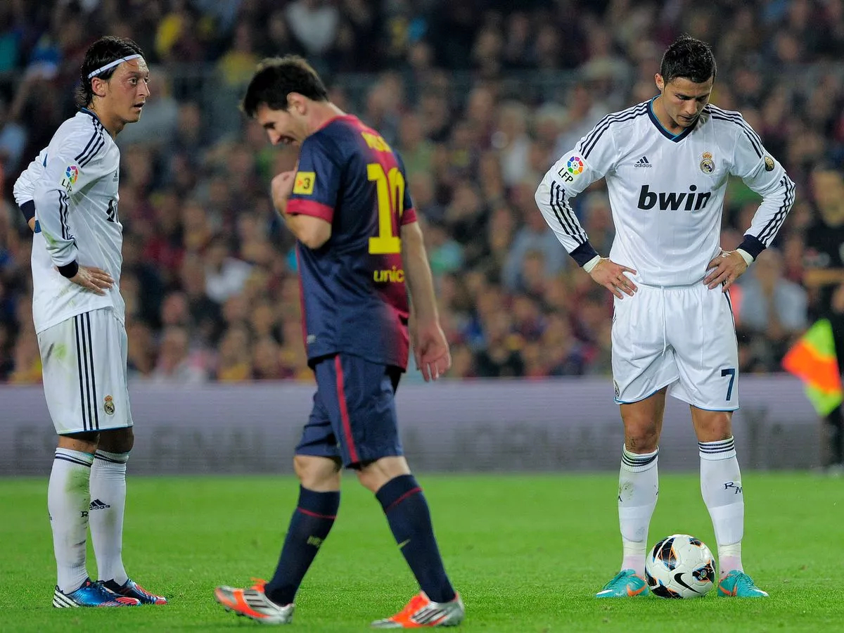 Mesut Özil surprend tout le monde avec sa réponse dans le débat Ronaldo vs Messi !