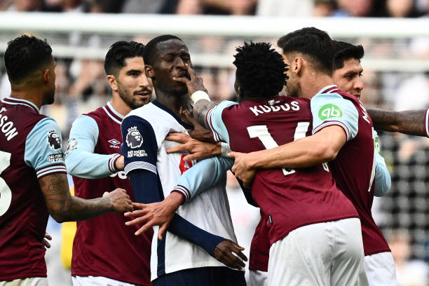 Premier League : Kudus expulsé après avoir frappé Pape Matar Sarr ! (VIDÉO)