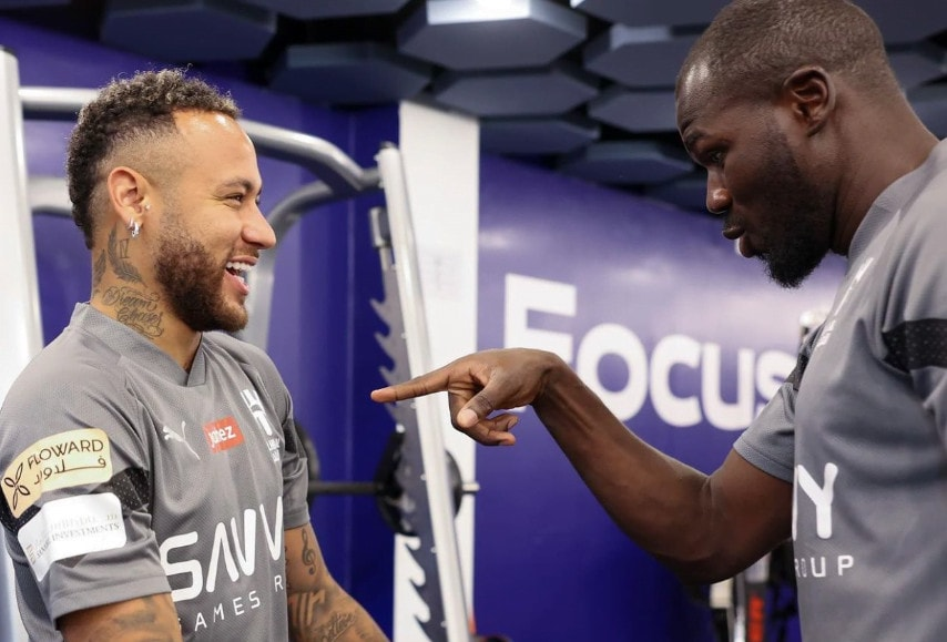Messi ou Ronaldo ? Koulibaly surprend en désignant un autre joueur d'élite 2 Messi ou Ronaldo ? Koulibaly surprend en désignant un autre joueur d'élite