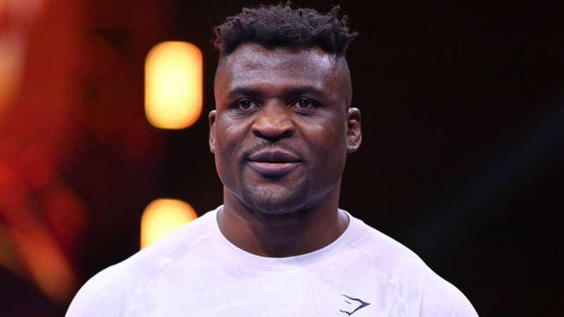 Francis Ngannou explique pourquoi il a mouillé ses pieds avant le combat contre Ferreira