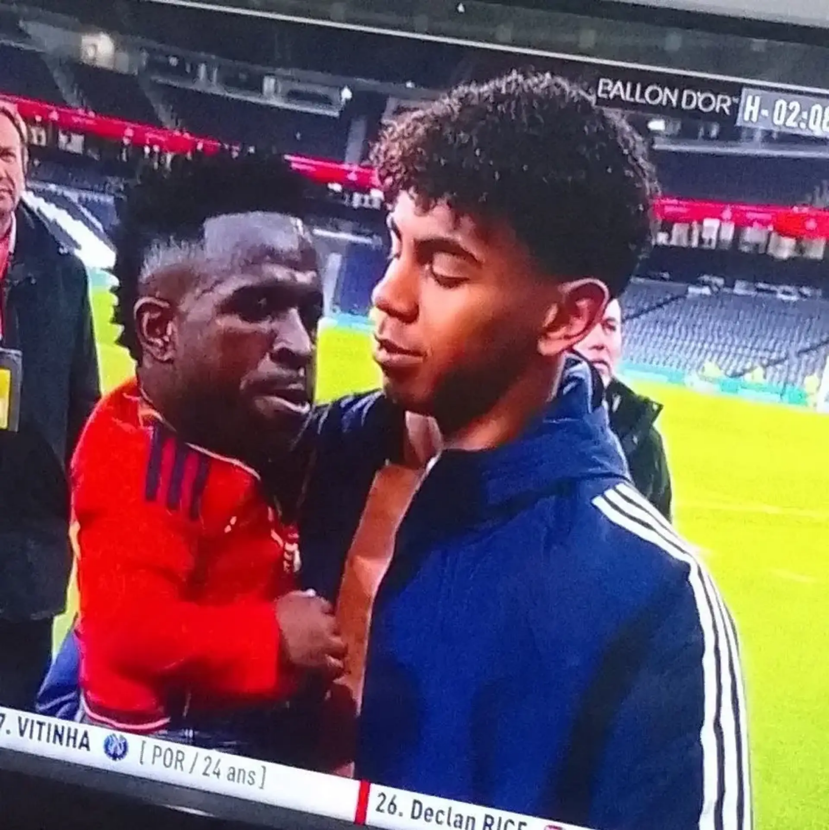Ballon d’Or : le stream officiel diffuse des mèmes de Lamine Yamal « babysitter » de Vinicius Jr