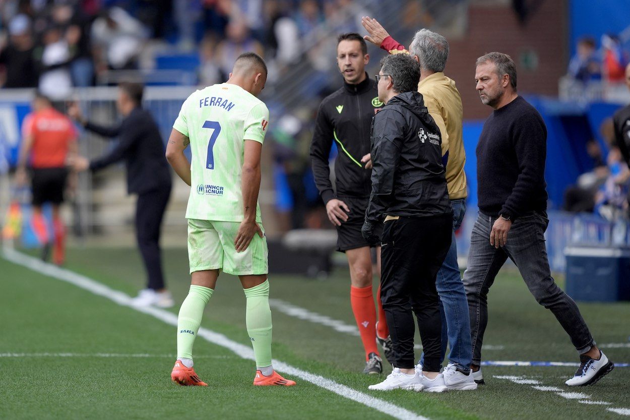 Barça : Très mauvaise nouvelle pour Hansi Flick, un cadre blessé pour plusieurs semaines !