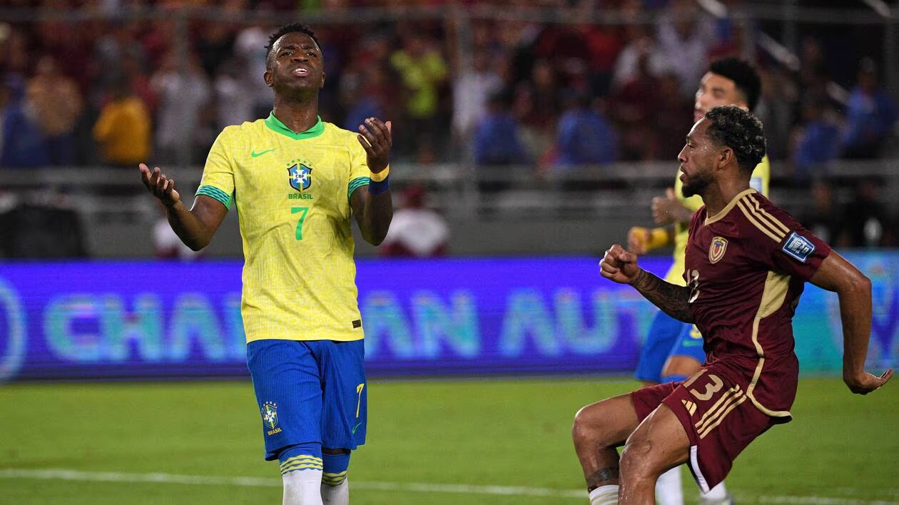 Vinicius Junior dérape envers l'arbitre lors de Venezuela-Brésil 1 Vinicius Junior dérape envers l'arbitre lors de Venezuela-Brésil