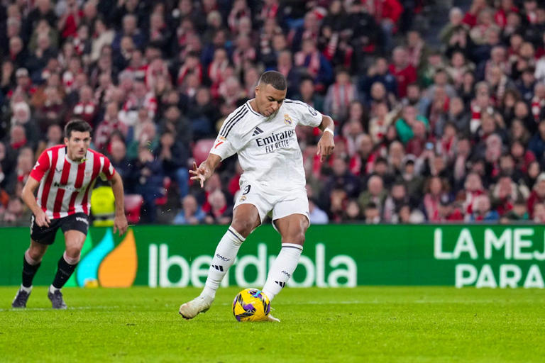 À l, Mbappé affiche un style décontracté dans une vidéo virale 1 À l’aéroport, Mbappé affiche un style décontracté dans une vidéo virale
