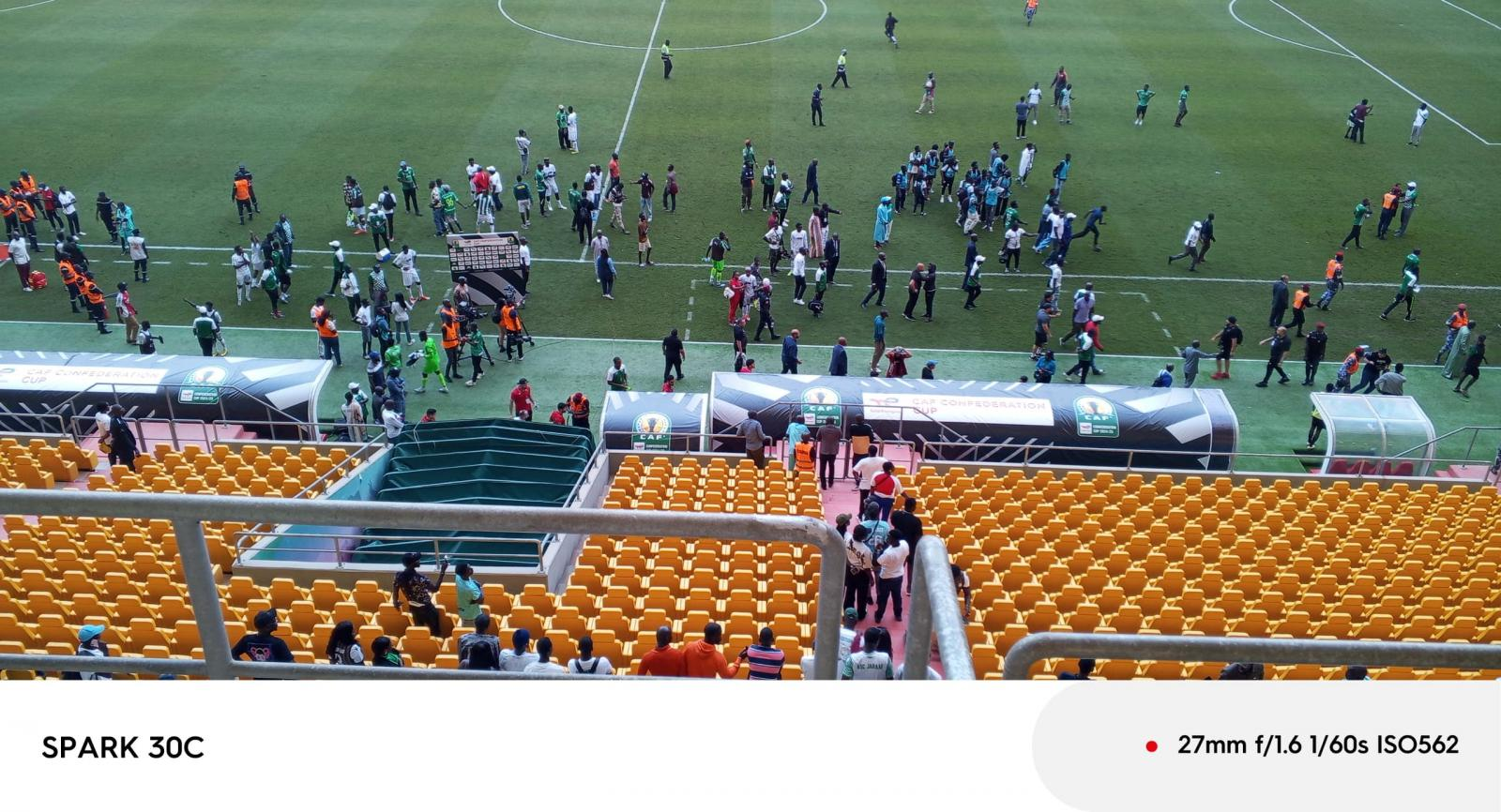 La CAF réagit officiellement aux violences lors du match Jaraaf-USM Alger