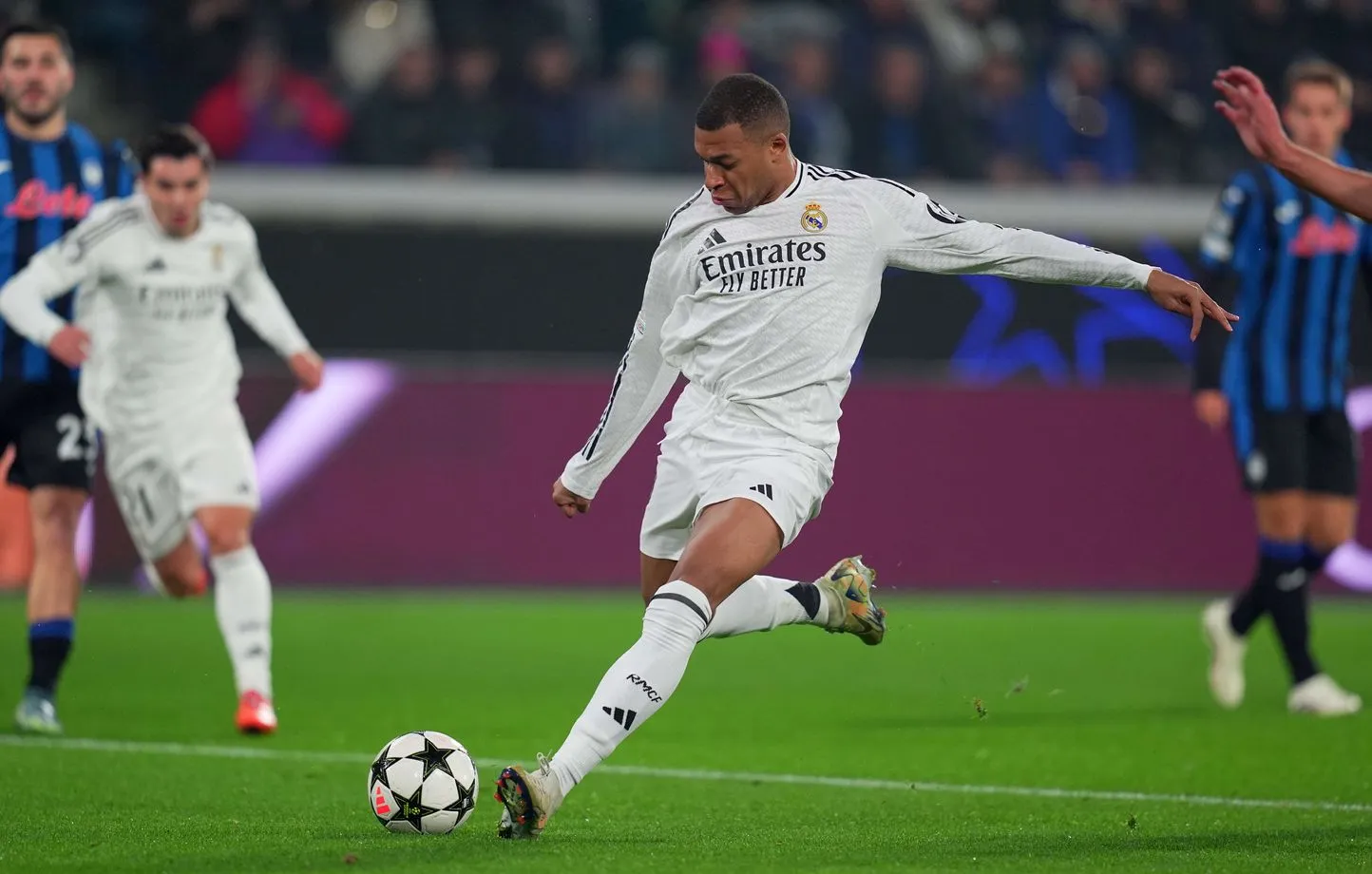 Thierry Henry réagit au 50e but de Kylian Mbappé. 1 Thierry Henry réagit au 50e but de Kylian Mbappé.