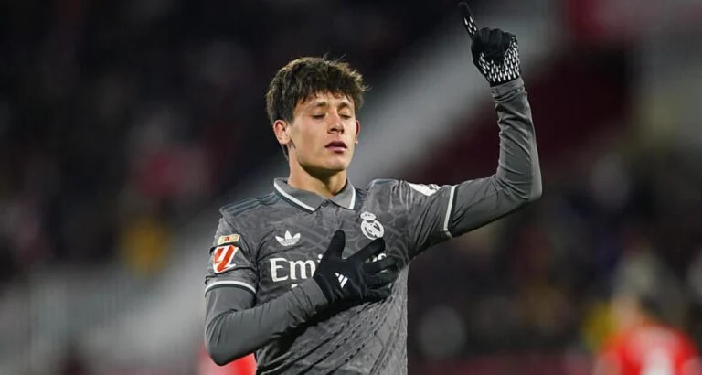Mbappé 4e, Vinicius 2e... Découvrez le Top 10 des meilleurs joueurs du Real Madrid cette saison ! 5 Mbappé 4e, Vinicius 2e... Découvrez le Top 10 des meilleurs joueurs du Real Madrid cette saison !