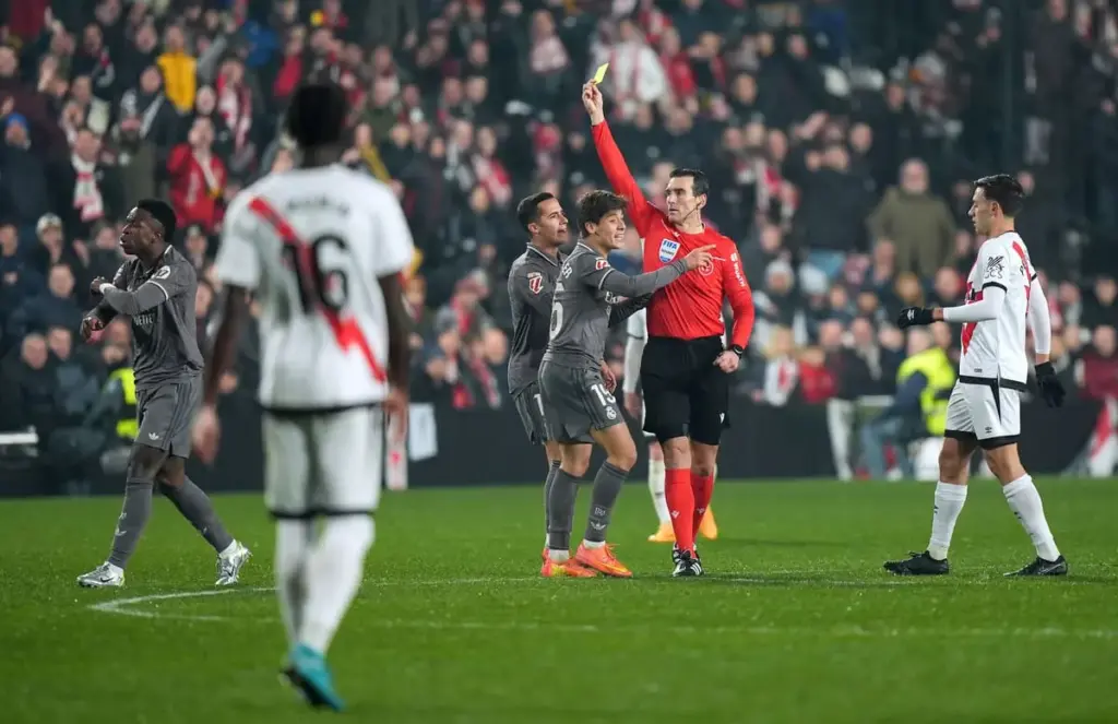 Le célèbre arbitre très reconnu en Espagne détruit Vinicius : « Ce n’est pas bon »