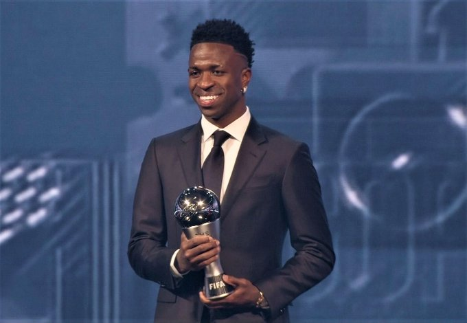 FIFA THE BEST 2024 : La folle réaction de Vinicius Jr après avoir reçu son trophée de meilleur joueur du monde
