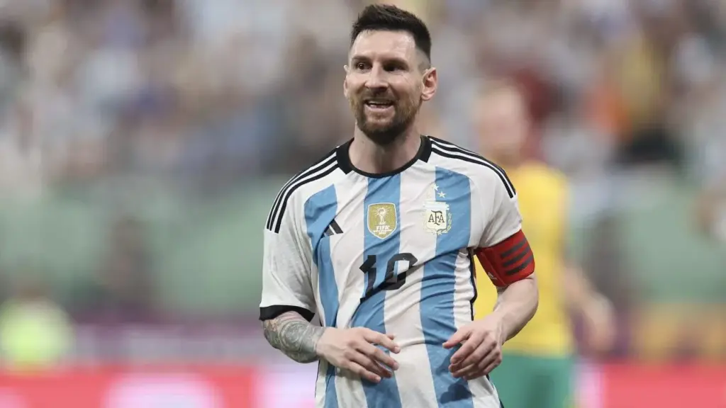 FIFA The Best 2024 : Lionel Messi met à terre complètement Vinicius Junior 2 FIFA The Best 2024 : Lionel Messi met à terre complètement Vinicius Junior