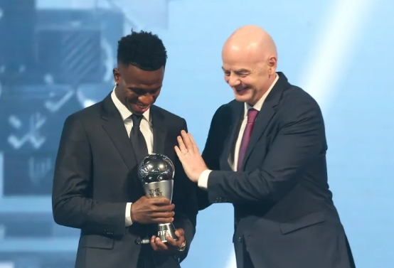 The Best 2024 : Mbappé réagit après le sacre de Vinícius Júnior !
