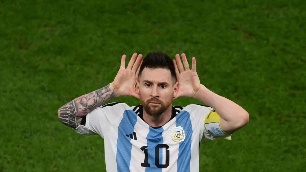 Lionel Messi se fait sévèrement taclé en Argentine devant Cristiano Ronaldo