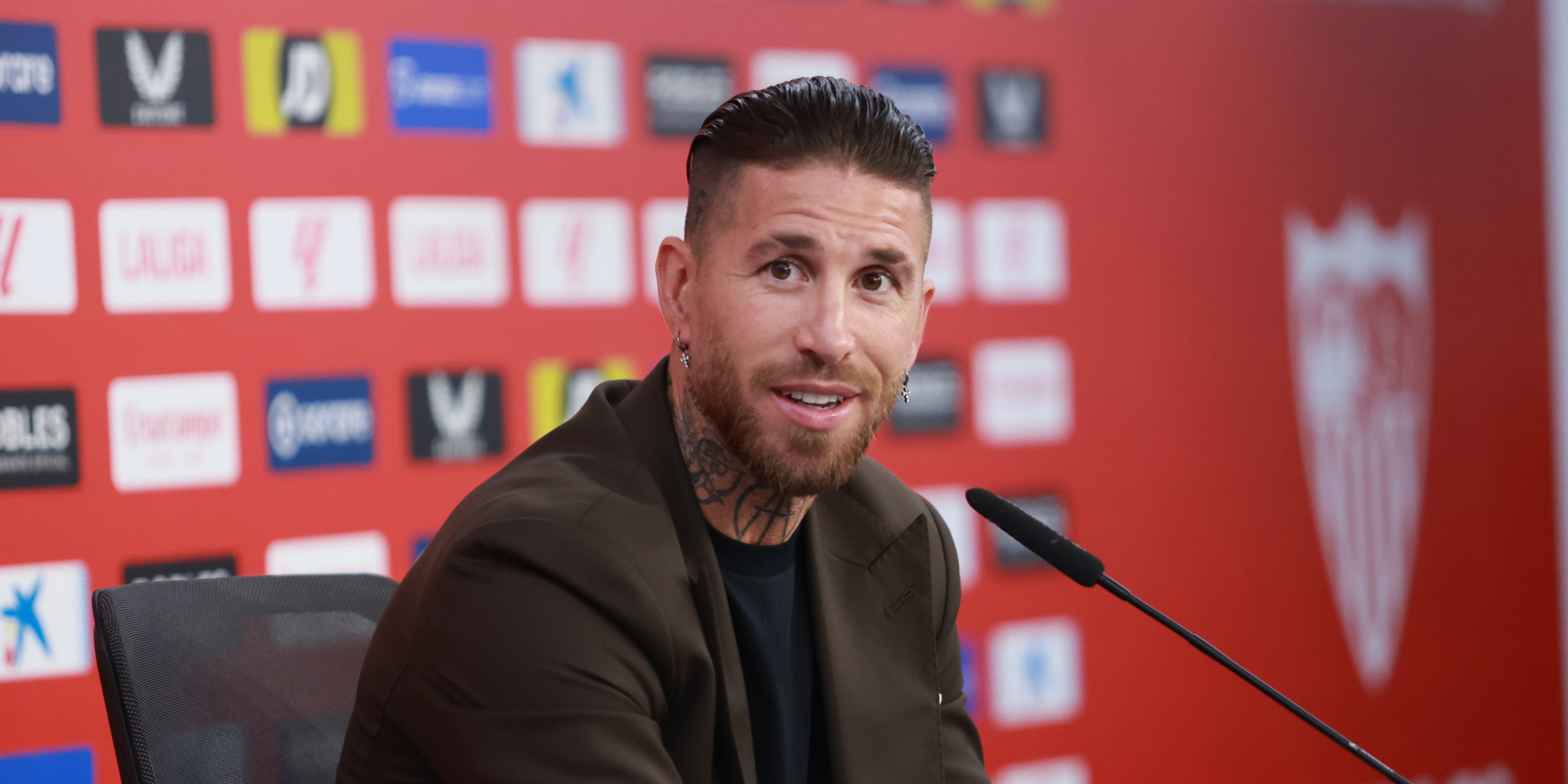 Recalé par Pérez, Sergio Ramos rebondit avec le numéro 93 dans son nouveau club.