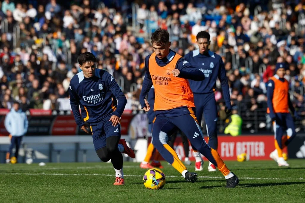 VIDÉO : Le tacle impressionnant de Raúl Asensio sur Vallejo à l’entraînement devient viral ! 2 VIDÉO : Le tacle impressionnant de Raúl Asensio sur Vallejo à l’entraînement devient viral !