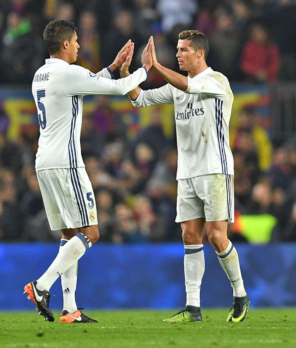 Varane révèle tout sur les séances d’abdos de Ronaldo : un secret bien gardé !