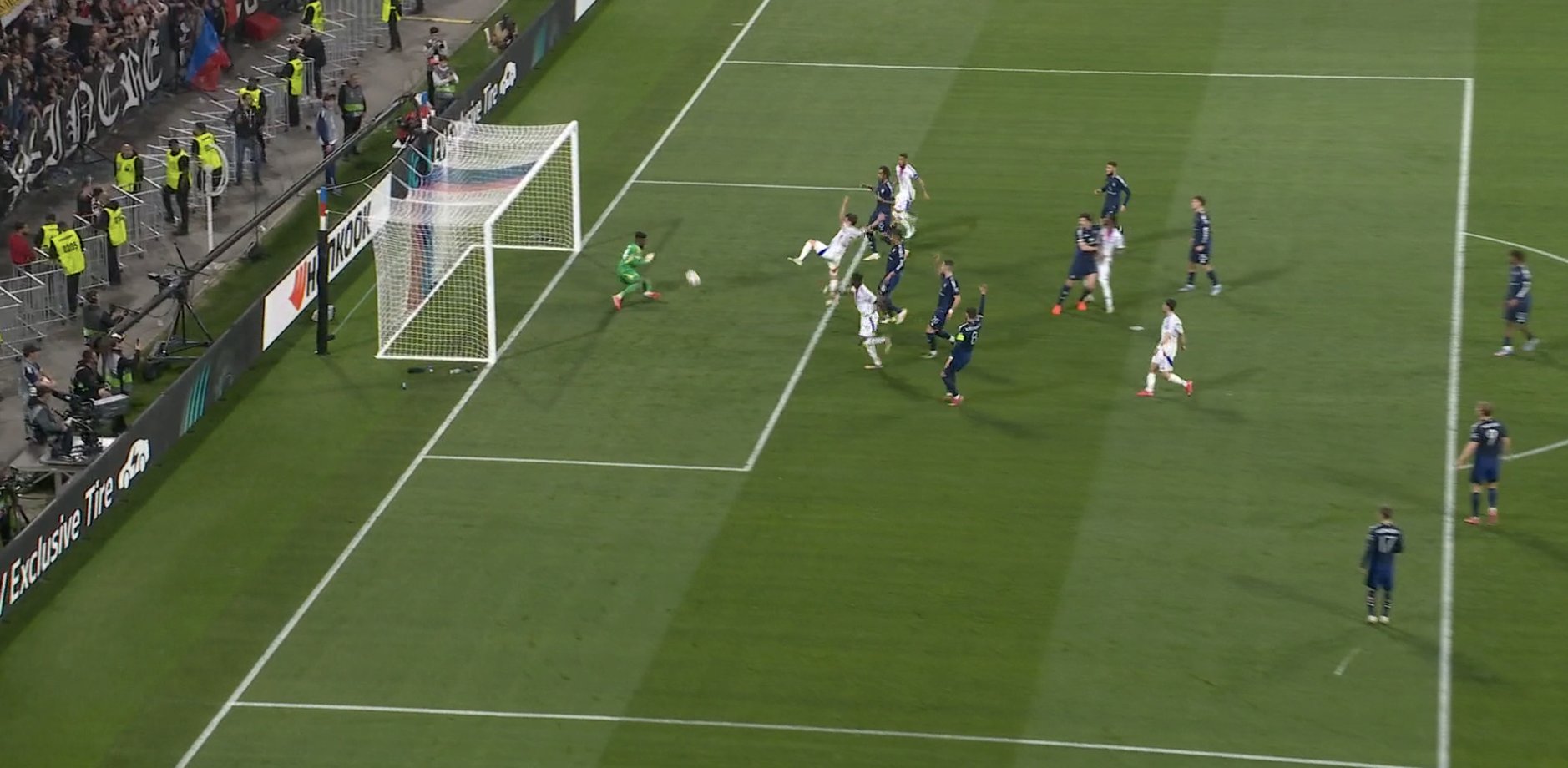 Grosse faute de main d’Onana, Manchester United surpris à Lyon (VIDEO)