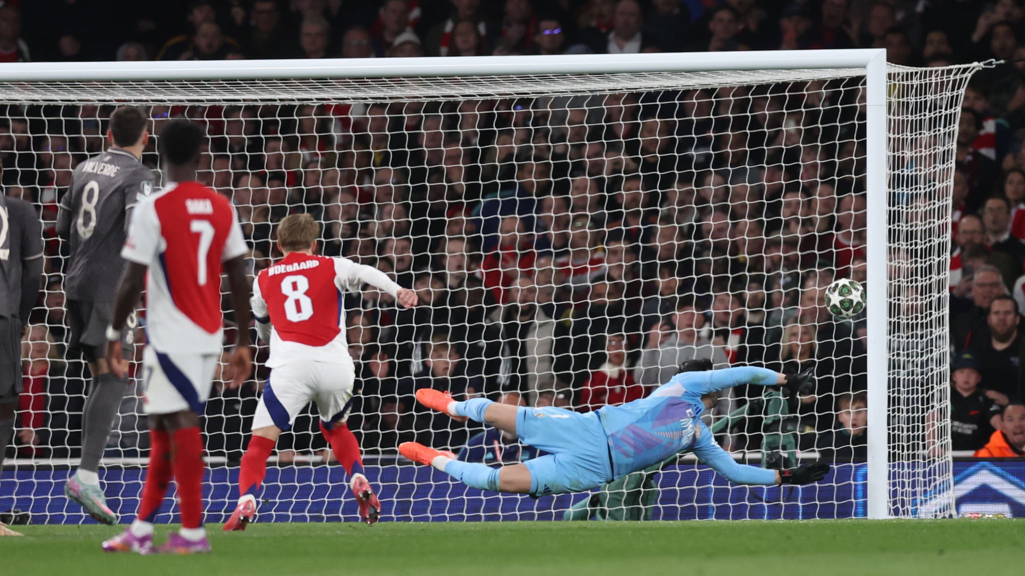 Thibaut Courtois est battu sur un coup franc de Declan Rice lors du match Arsenal Real Madrid 3 0 Ligue des champions le 8 avril 2025 2063034