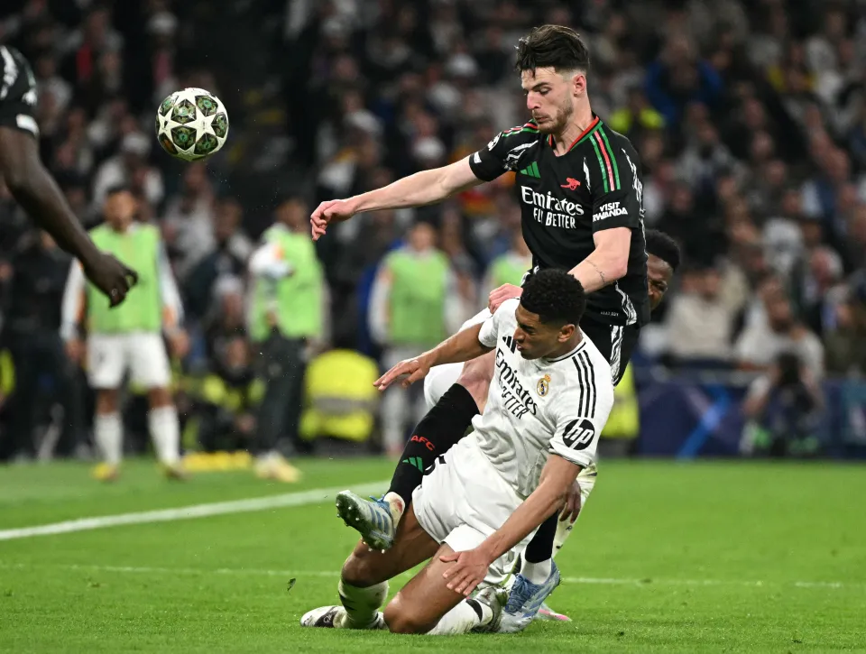 Les fans se retournent contre Bellingham après son geste sur Declan Rice ! 2 Les fans se retournent contre Bellingham après son geste sur Declan Rice !