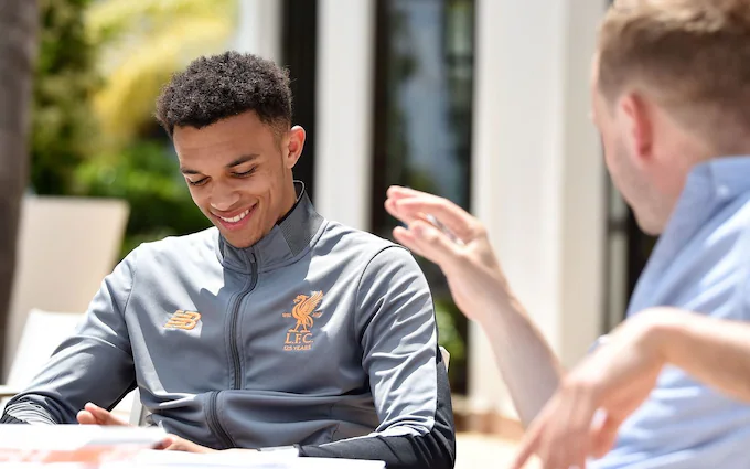Des larmes et un cadeau : Alexander-Arnold fait ses adieux à Liverpool 2 Des larmes et un cadeau : Alexander-Arnold fait ses adieux à Liverpool