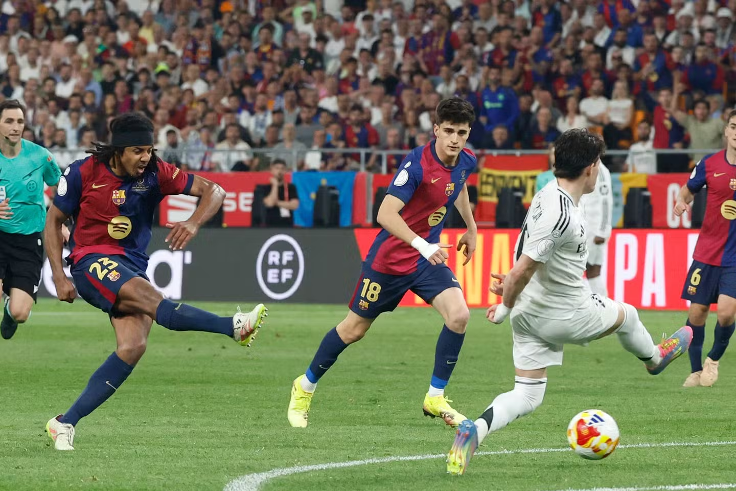 Barça : Szczesny révèle ce qu’il a dit aux défenseurs quand Koundé a pris le ballon