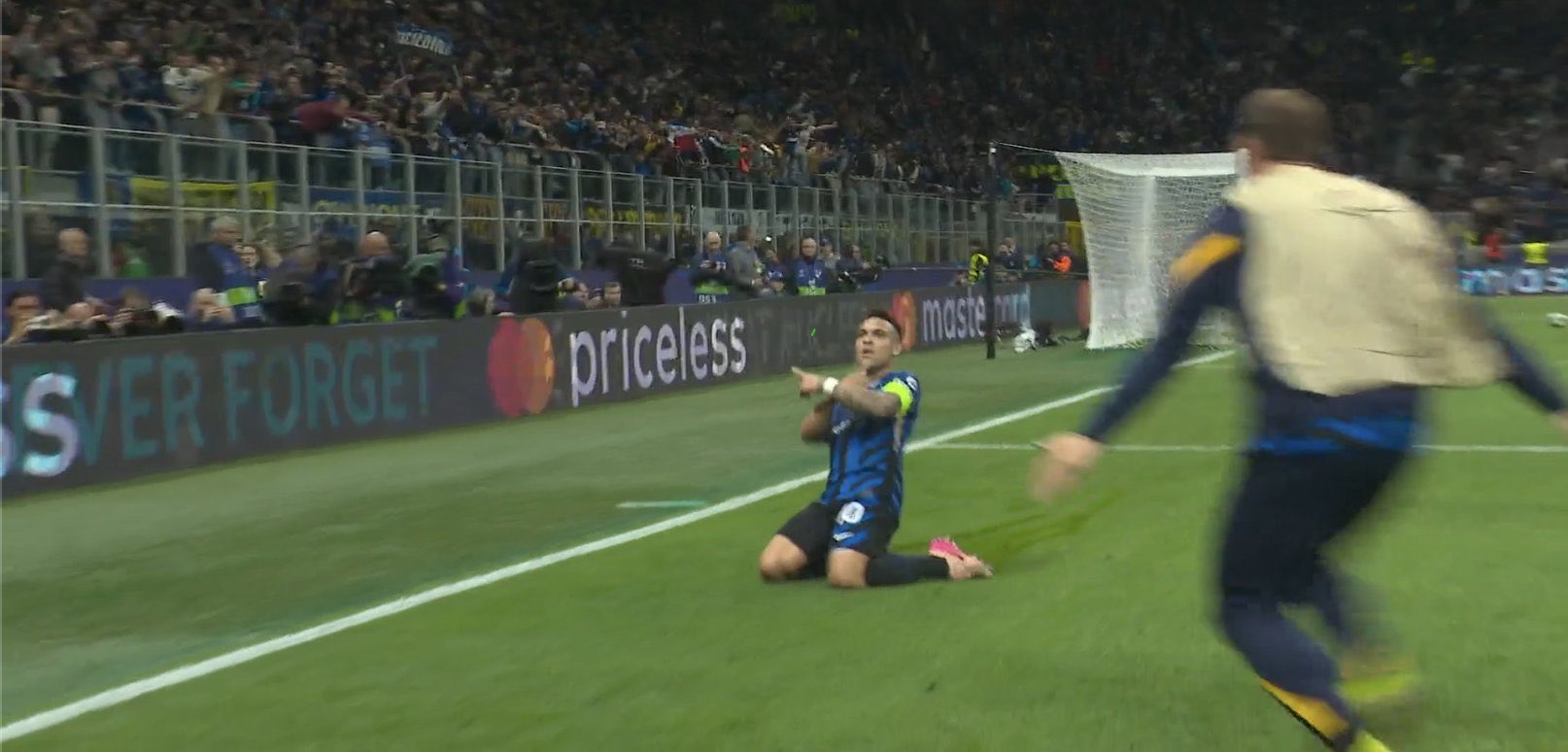 Lautaro Martinez punit le Barça, l’Inter frappe en premier à San Siro (VIDEO)