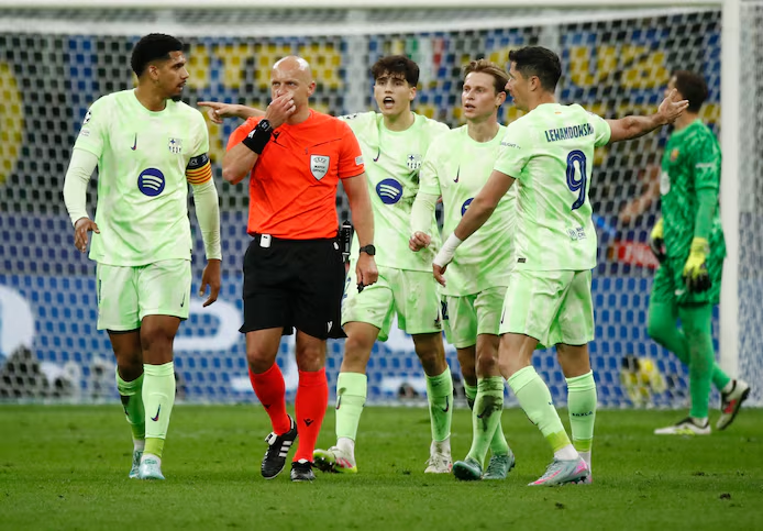 Inter – Barça : l’UEFA brise le silence enfin du silence après la polémique autour de l’arbitre Szymon Marciniak !