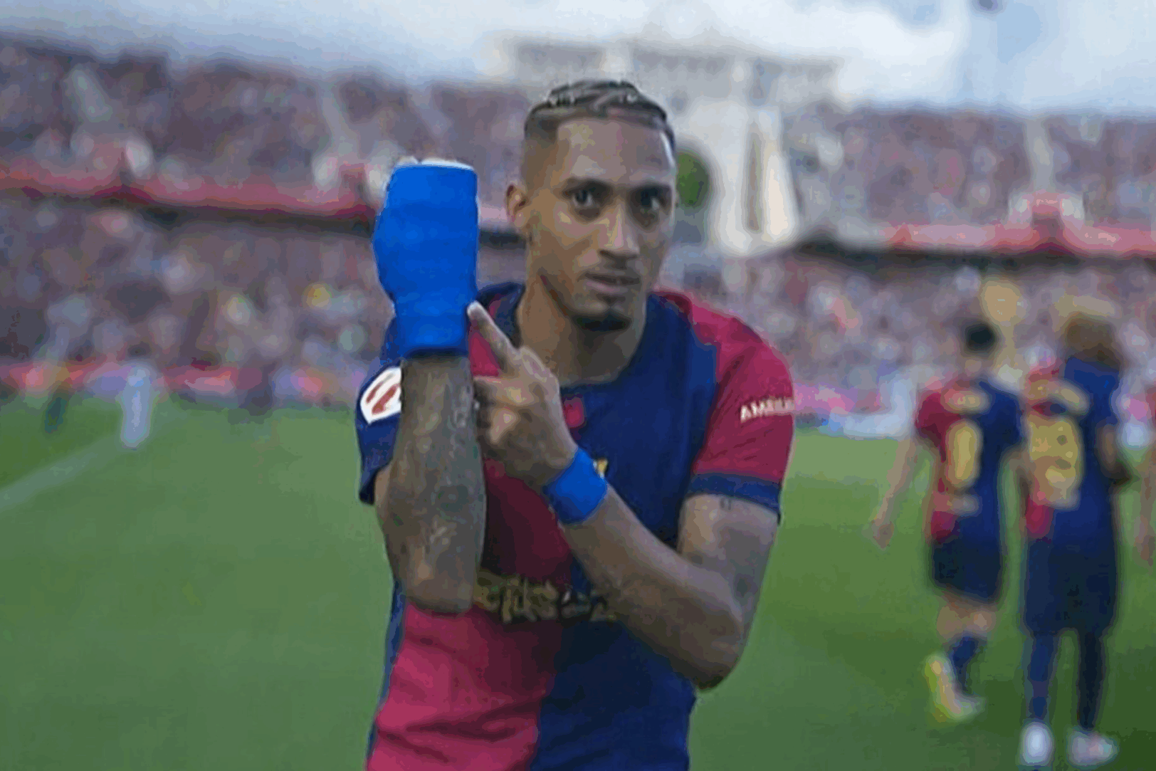 Raphinha dévoile son bandage bleu : un tacle clair après son doublé !