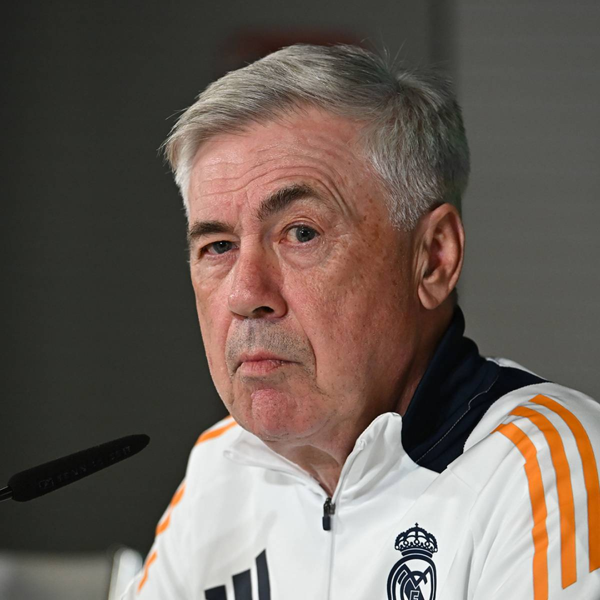 Ronaldinho sort du silence après la nomination d’Ancelotti : sa réaction fait parler !