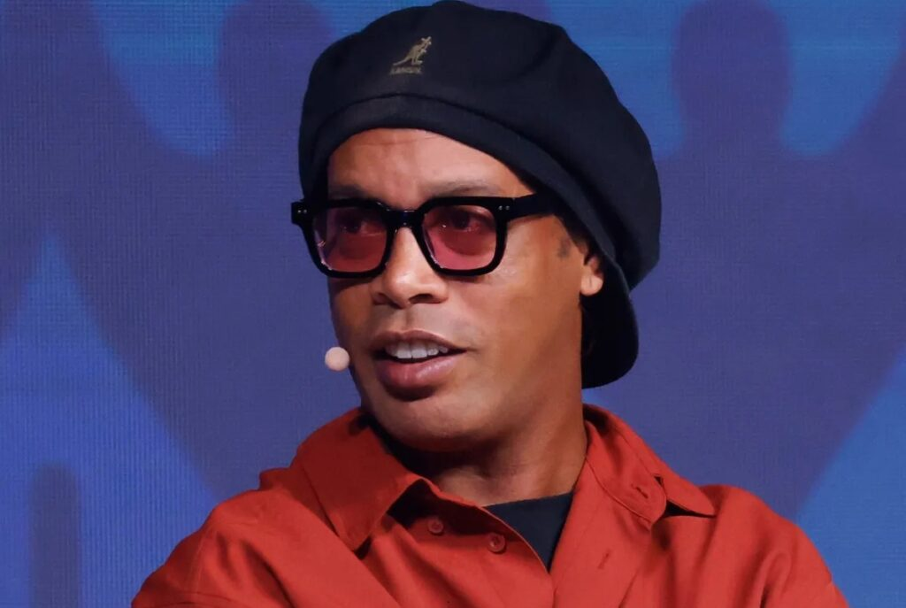 Ronaldinho sort du silence après la nomination d’Ancelotti : sa réaction fait parler !