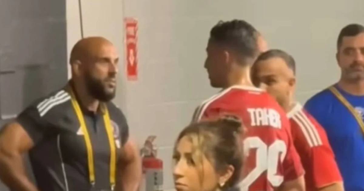 Le garde du corps de Messi empêche deux joueurs d’Al Ahly de le rencontrer