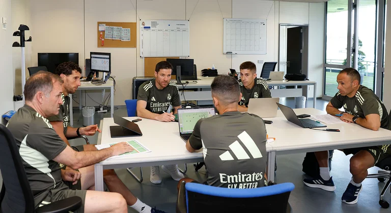 Real Madrid : les images du tout premier entraînement de Xabi Alonso