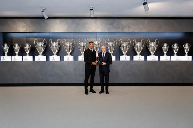 Florentino Pérez surprend Alexander-Arnold avec un geste fort dans la salle des trophées 2 Florentino Pérez surprend Alexander-Arnold avec un geste fort dans la salle des trophées