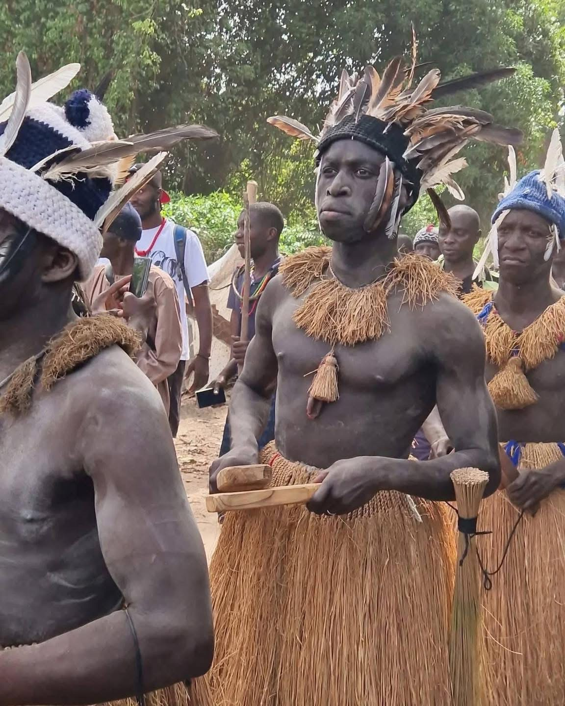Krépin Diatta initié au bois sacré, la toile s’enflamme (photos) 1 Krépin Diatta initié au bois sacré, la toile s’enflamme (photos)