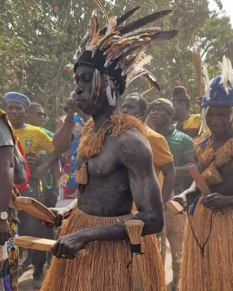 Krépin Diatta initié au bois sacré, la toile s’enflamme (photos) 2 Krépin Diatta initié au bois sacré, la toile s’enflamme (photos)