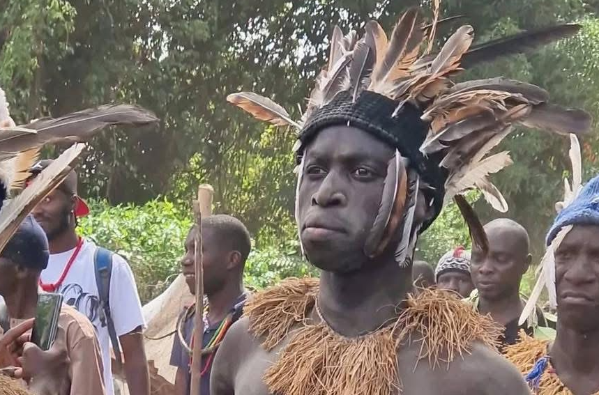 Krépin Diatta initié au bois sacré, la toile s’enflamme (photos) 3 Krépin Diatta initié au bois sacré, la toile s’enflamme (photos)